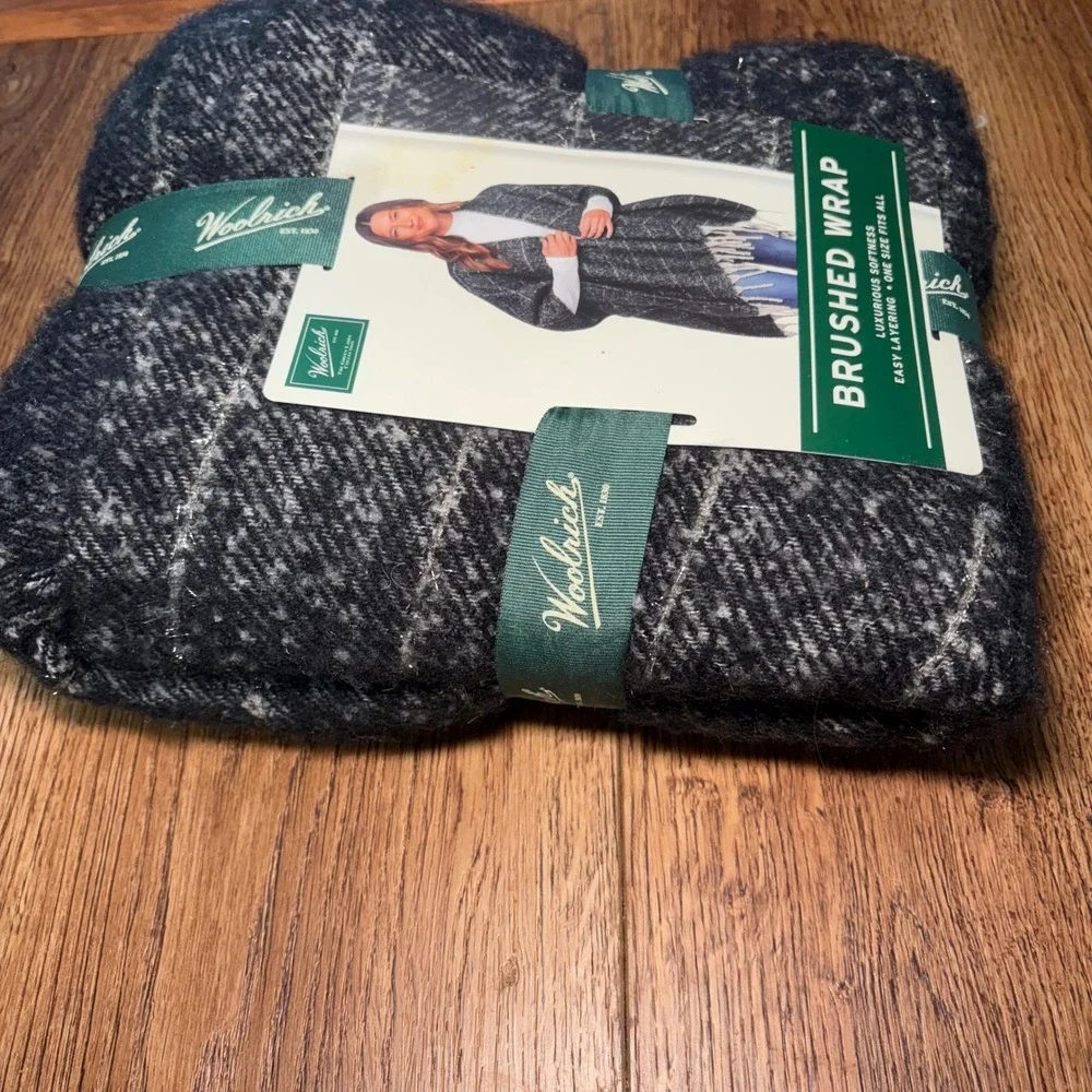 New Woolrich Green Label Brushed Fringe Wrap Black Gray Plaid One Size NWT boho